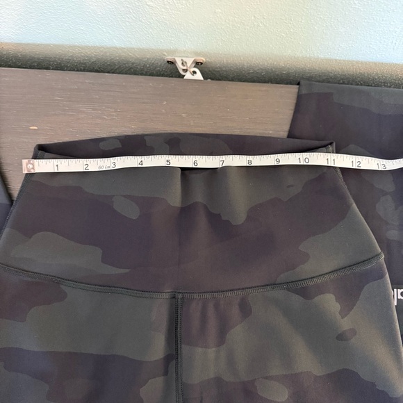 ALO Yoga Dark Green Camouflage Athletic Leggings Size M Women - Picture 8 of 9